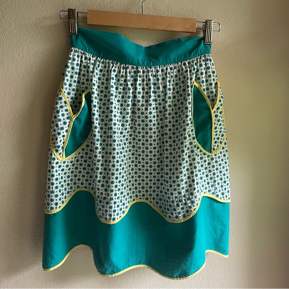 Vintage 1950's Handmade Half Apron. Adorable Tulip Pockets. Green/Yellow